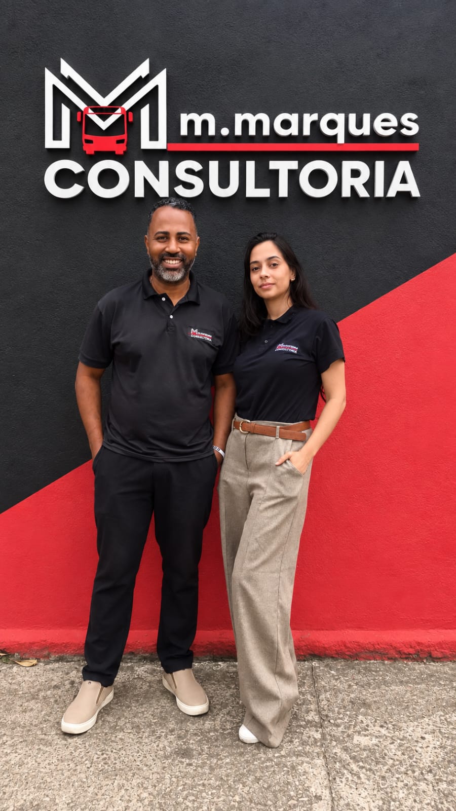 Marcelo e Amanda em frente à identificação da M.Marques Consultoria